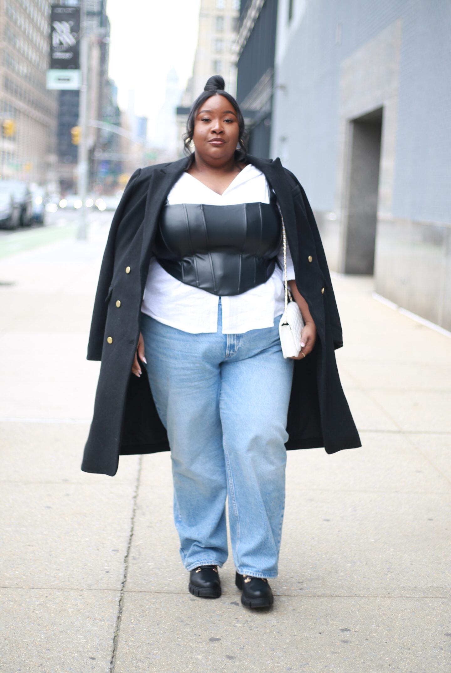 A baggy jeans outfit idea for plus size girls.